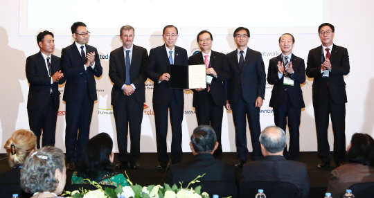 서울 여의도 콘래드호텔에서 반기문 UN사무총장(왼쪽 네번째) 등 UN 관계자와 최경수 거래소 이사장(오른쪽 네번째) 등 거래소 임직원이 가입 기념 행사를 연 후 기념 촬영을 하고 있다.